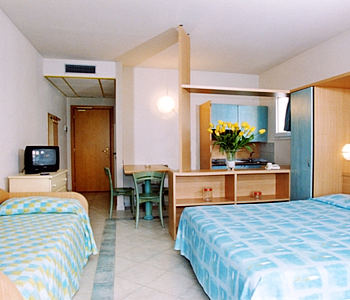 Das moderne und komfortable Zimmer liegt im Erdgeschoss mit einer m�blierten Terrasse und einen kleinen Garten. Kochen in der K�che auf Anfrage und gegen einen Aufpreis. Einige Zimmer bieten einen Blick auf den Pool. Zimmer mit Verbindungst�r auf Anfrage erh�ltlich.