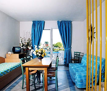 Das moderne und komfortable Zimmer liegt im ersten Stock und ein Balkon. Kochen in der K�che auf Anfrage und gegen einen Aufpreis. Die Zimmer sind auf zwei Etagen mit Panorama-Terrasse. Einige bieten einen Blick auf Pool. In Lounge gibt es 3 Betten im Obergeschoss und ein Doppelbett.