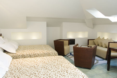 Triple Room-Break Inc.