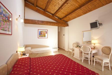 Junior Suite Room-Break Inc.