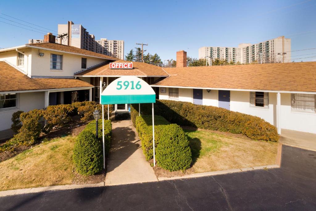 BUDGET HOST/ TRAVELERS MOTEL